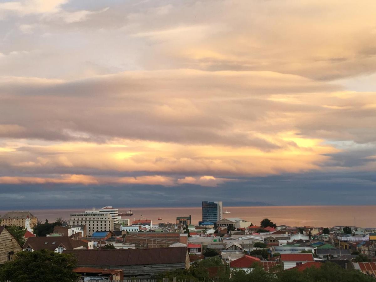 Hostal El Meson Punta Arenas Exterior photo